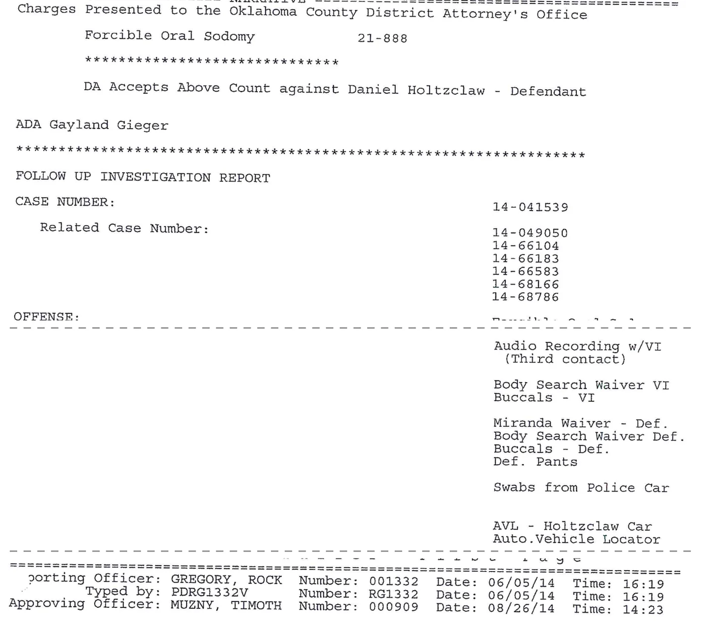 Excerpts from report 002. “DA Accepts Above Count against Daniel Holtzclaw – Defendant.” Related case numbers 14-66104, 14-66183, 14-66583, 14-68166, 14-68786. Evidence list including “Audio Recording w/VI (Third contact),” “Buccals – VI,” “Miranda Waiver – Def.,” “Body Search Waiver Def.,” “Buccals – Def.,” “Def. Pants.” Trailer dated 06/05/14, approved 08/26/14.